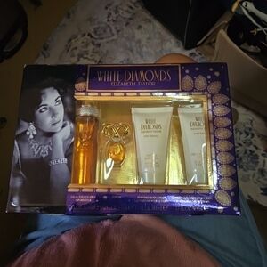 White Diamonds Elizabeth Taylor Women’s Body & Fragrance Gift Set - Gold/White
